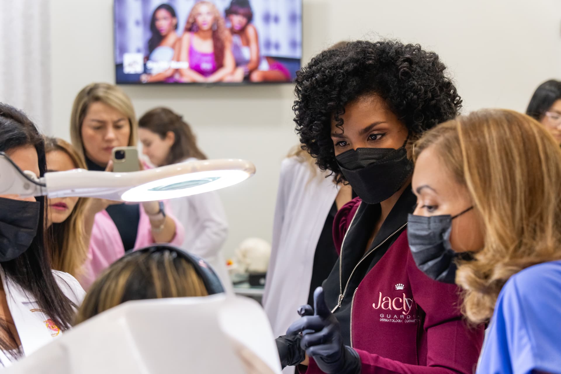 Dra. Jaclyn Guardia en clase práctica de medicina estética